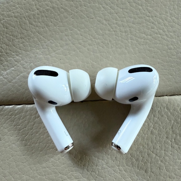 Authentic Apple AirPods Pro 1st generation with Wireless Charging Case A2084 - Picture 8 of 12